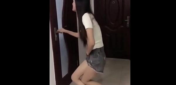  China Girls Very Desperate to Pee
